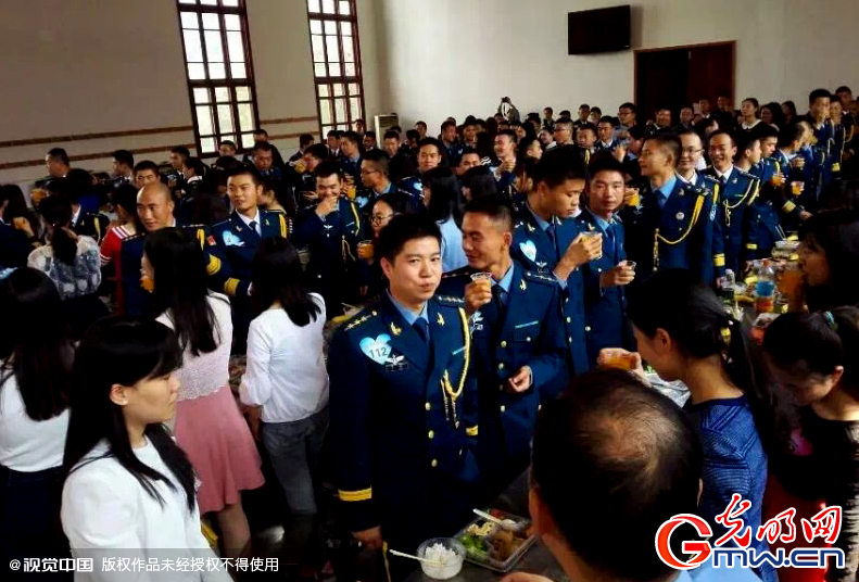 湖北武漢，“嫁人就嫁解放軍”，每年一屆的武漢軍旅姻緣會(huì)17日在駐漢空軍某指揮所文化活動(dòng)中心舉行