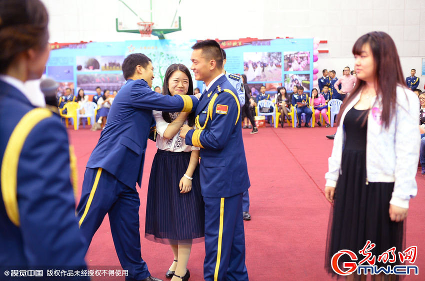 湖北武漢，“嫁人就嫁解放軍”，每年一屆的武漢軍旅姻緣會(huì)17日在駐漢空軍某指揮所文化活動(dòng)中心舉行