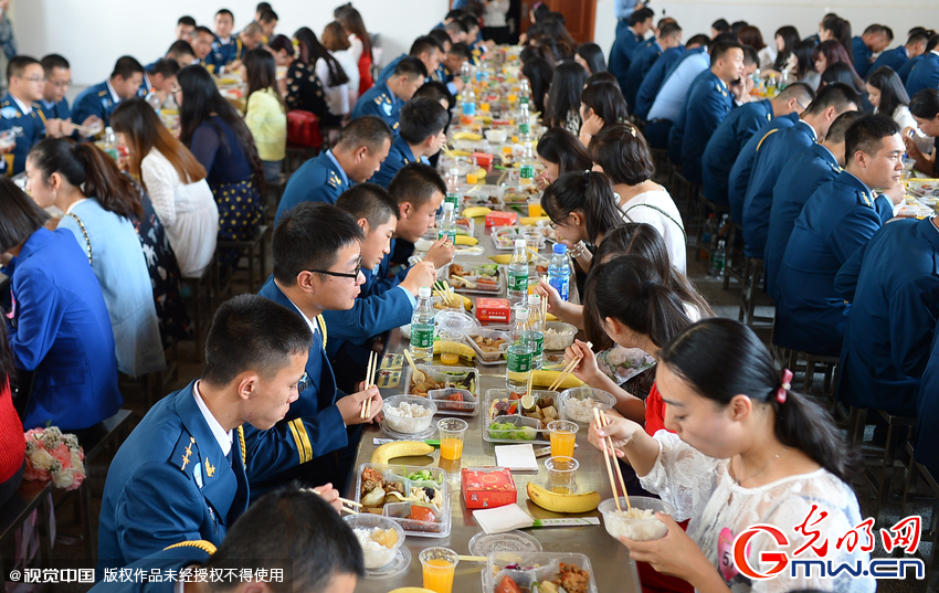 湖北武漢，“嫁人就嫁解放軍”，每年一屆的武漢軍旅姻緣會(huì)17日在駐漢空軍某指揮所文化活動(dòng)中心舉行