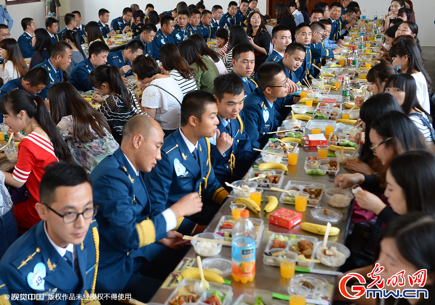 湖北武漢，“嫁人就嫁解放軍”，每年一屆的武漢軍旅姻緣會(huì)17日在駐漢空軍某指揮所文化活動(dòng)中心舉行