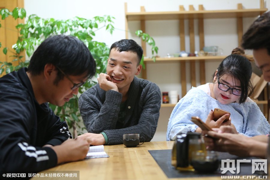 網(wǎng)絡紅人葉良辰現(xiàn)身浙江臺州，接受記者的專訪。