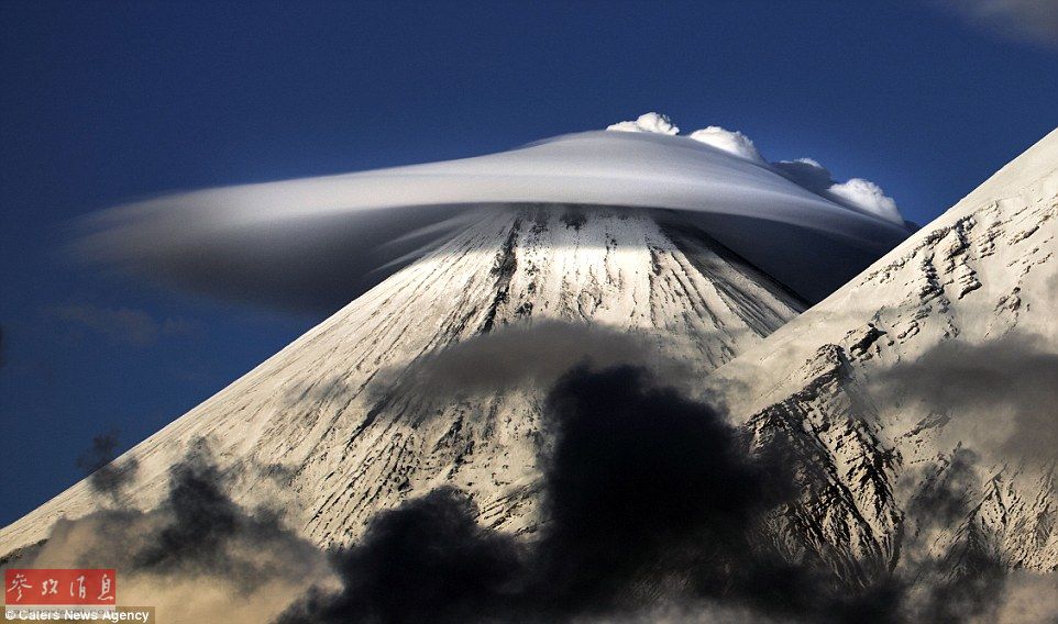 火山上籠罩著類似于外星飛碟形狀的云彩，場(chǎng)景猶如科幻大片。