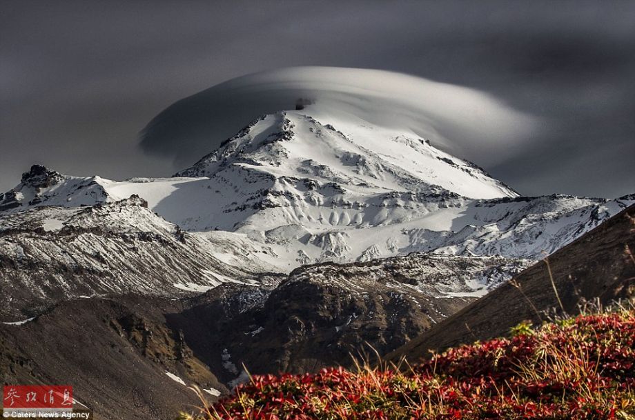 火山上籠罩著類似于外星飛碟形狀的云彩，場(chǎng)景猶如科幻大片。