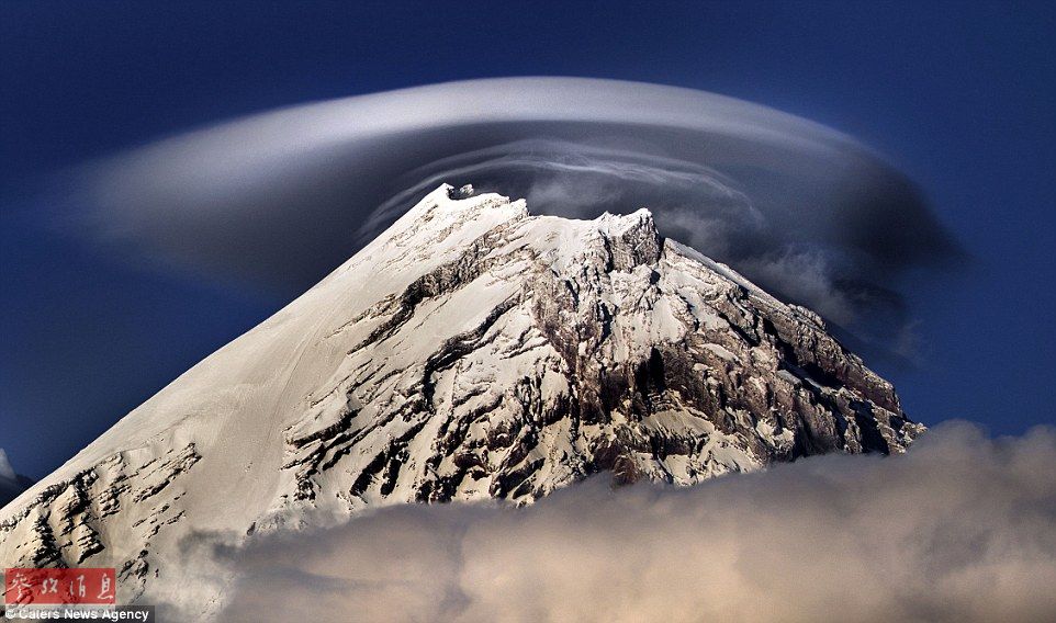 火山上籠罩著類似于外星飛碟形狀的云彩，場(chǎng)景猶如科幻大片。