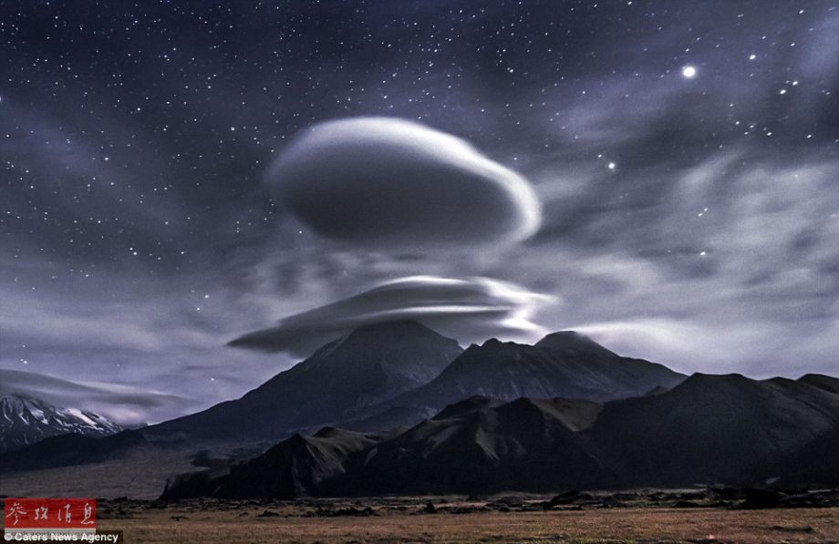 火山上籠罩著類似于外星飛碟形狀的云彩，場(chǎng)景猶如科幻大片。