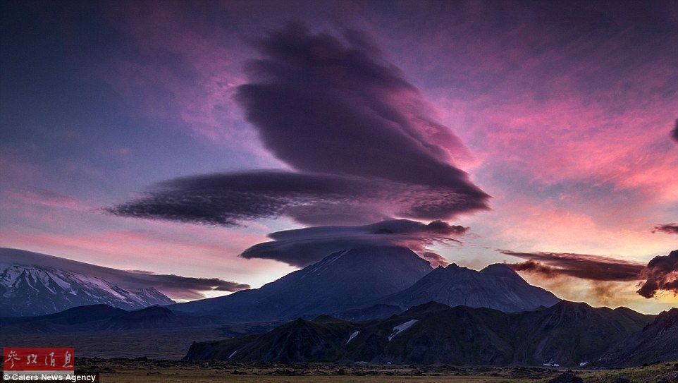 火山上籠罩著類似于外星飛碟形狀的云彩，場(chǎng)景猶如科幻大片。