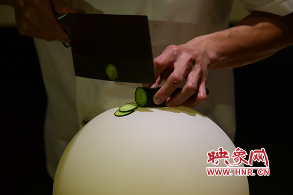 在面團(tuán)氣球上切菜。