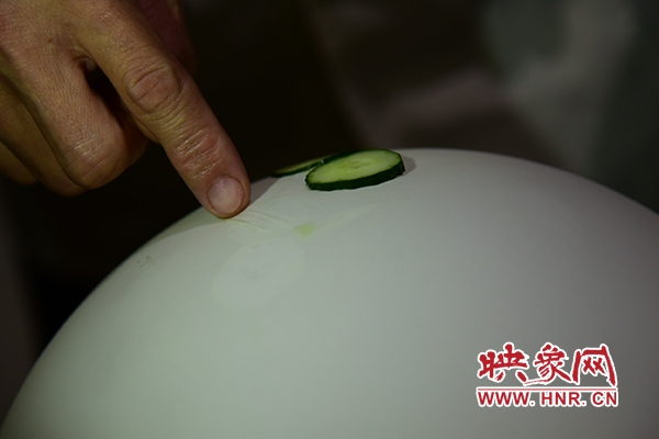 在面團(tuán)氣球上切菜。