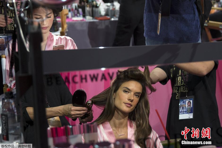 當(dāng)?shù)貢r間11月10日，2015維多利亞的秘密年度內(nèi)衣秀在紐約上演，模特在后臺緊張地準備中。