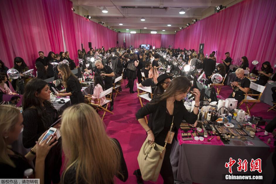 當(dāng)?shù)貢r間11月10日，2015維多利亞的秘密年度內(nèi)衣秀在紐約上演，模特在后臺緊張地準備中。