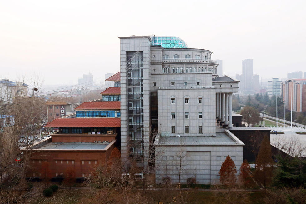 鄭州大學現(xiàn)奇葩建筑：一半中式一半歐式