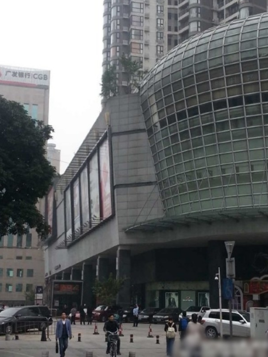 一輛停在停車位上的寶馬轎車，被墜落的樹枝砸中，樹枝徑直插入車內(nèi)，現(xiàn)場引發(fā)不少市民圍觀拍照。