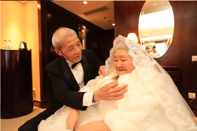 情人節(jié)最溫暖告白！84歲老人包下整樓示愛老伴