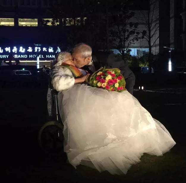 情人節(jié)最溫暖告白！84歲老人包下整樓示愛老伴
