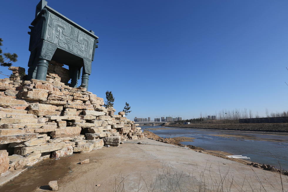 鄭州河邊建十米高銅鼎無防護(hù) 網(wǎng)友:不怕淹了？