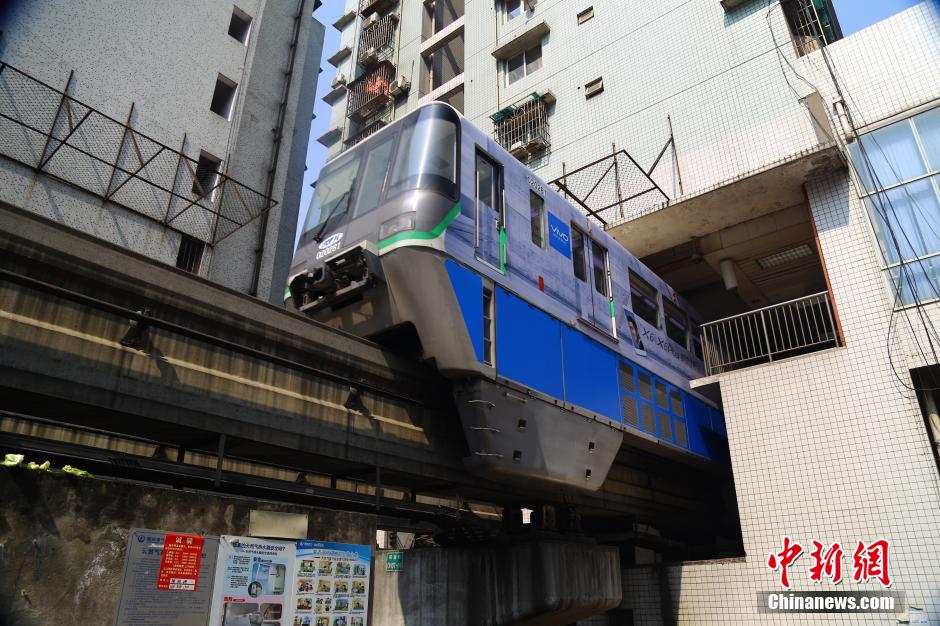 重慶輕軌列車穿樓而過(guò)場(chǎng)面震撼
