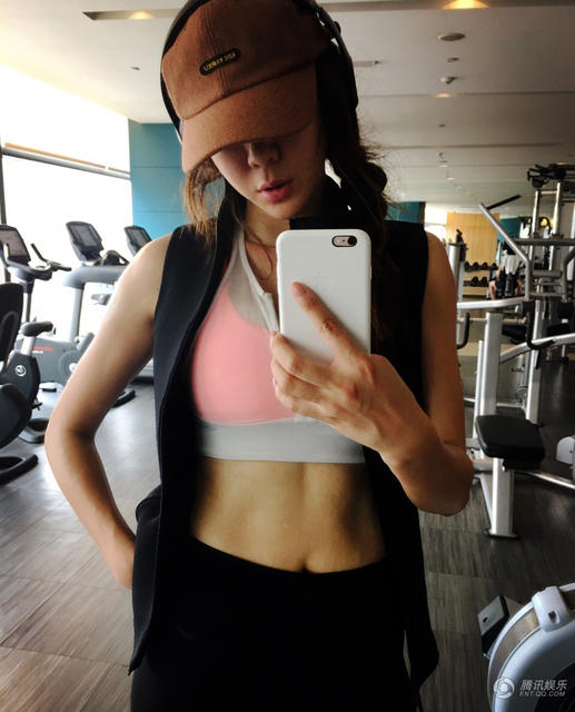 周韋彤曬出性感健身照。