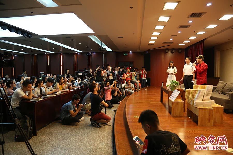 河南本土主流媒體基本全部到場，六小齡童接受記者提問。