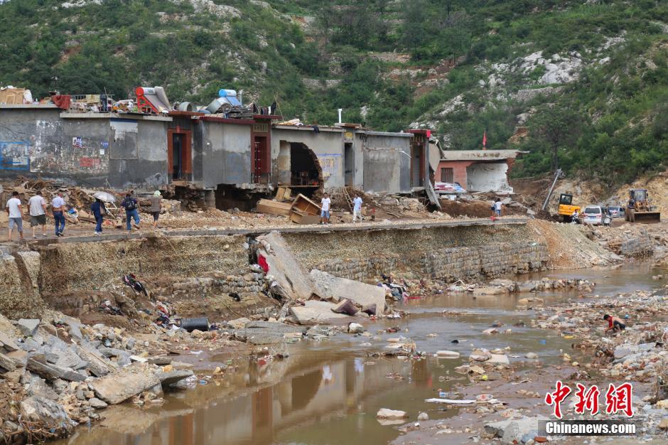 圖為都里鎮(zhèn)小河兩岸的民宅受損嚴(yán)重。