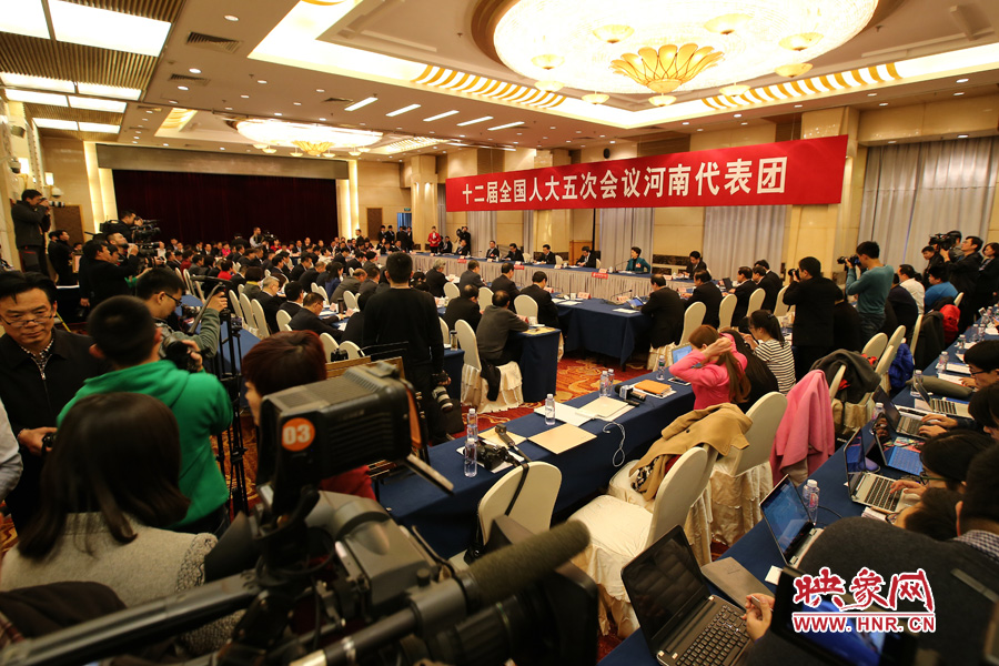 河南代表團代表的每一次發(fā)言都成為現(xiàn)場境內(nèi)外媒體關(guān)注、熱議的話題