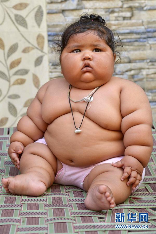 4月17日，在印度阿姆利則，女孩查哈特在家中。