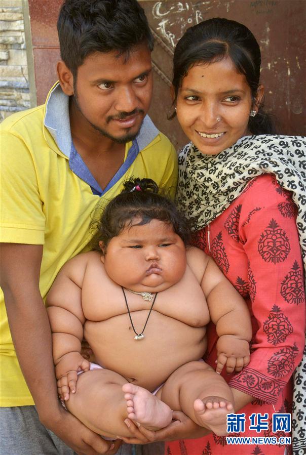 4月17日，在印度阿姆利則，女孩查哈特（中）和父母在家中。