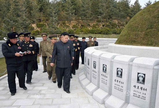 原文配圖：金正恩前往烈士墓拜祭。