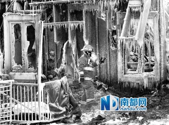 消防員用蒸汽機(jī)融化救火后殘留的冰層，尋找遇難者遺