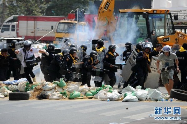 當地時間2月18日，泰國曼谷警方與示威者發(fā)生沖突。