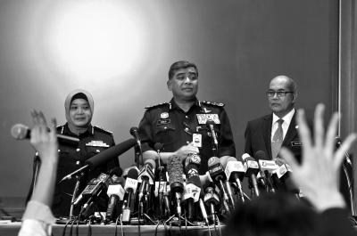 馬來(lái)西亞總警察長(zhǎng)答記者問(wèn)。記者陶冉 攝