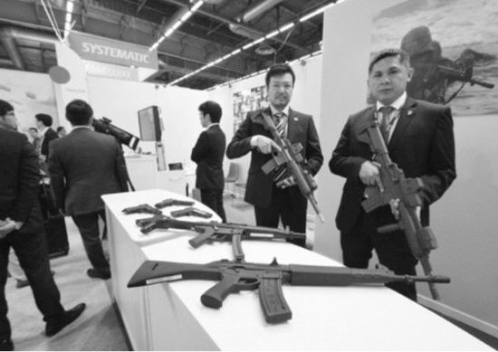 　日本企業(yè)在歐洲國(guó)際防務(wù)展上展示橡膠槍。