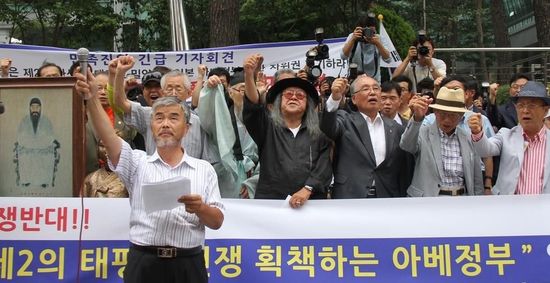 7月2日，在韓國(guó)首爾的日本駐韓國(guó)大使館前，民眾手持標(biāo)語(yǔ)參加抗議活動(dòng)。