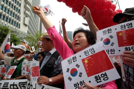 7月2日，在中國(guó)駐韓使館前，韓國(guó)民眾集會(huì)歡迎中國(guó)國(guó)家主席習(xí)近平訪韓，并打出寫有“釣魚島是中國(guó)的土地”字樣。