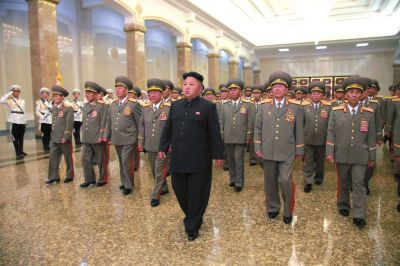 金正恩率領(lǐng)軍隊(duì)領(lǐng)導(dǎo)人等前往平壤錦繡山太陽宮瞻仰了金日成、金正日的遺容。