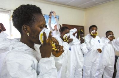 9月18日，塞拉利昂護士接受使用埃博拉防護裝備培訓。新華社發(fā)