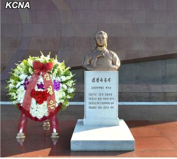 　朝鮮22日在大城山革命烈士陵園舉行向抗日女英雄金正淑女士銅像敬獻(xiàn)花圈儀式，紀(jì)念她的逝世65周年。