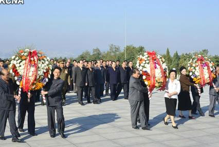 　朝鮮勞動(dòng)黨中央委員會(huì)、最高人民會(huì)議常任委員會(huì)和內(nèi)閣分別向銅像敬獻(xiàn)了花圈。