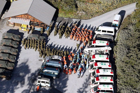 日本火山噴發(fā)致30余人心臟驟停 游客稱(chēng)場(chǎng)景 如地獄 (圖)