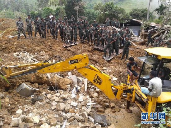 　10月29日，斯里蘭卡救援部隊抵達(dá)山體滑坡災(zāi)區(qū)展開救援。