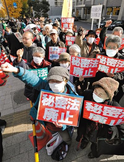 10日，日本東京，民眾聚集在首相官邸前，抗議當(dāng)天生效的《特定秘密保護(hù)法》。