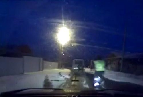 警車追逐中仍未追上可疑汽車，此時令人震驚的一幕出現(xiàn)，一名警察從警車中跳出來，向可疑車輛跑去。