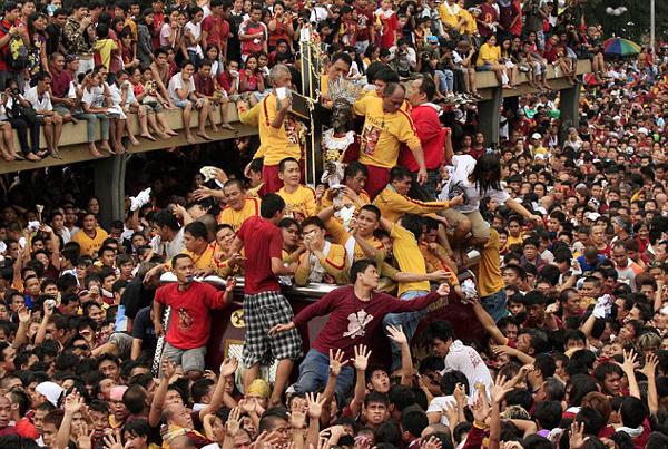 2011年“黑耶穌節(jié)”上，無數(shù)信徒希望觸摸到黑色耶穌雕像。