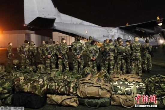 當(dāng)?shù)貢r間1月7日，法國軍人抵達(dá)巴黎布爾歇機(jī)場。他們將被部署在巴黎，以增強(qiáng)巴黎市的安保力量。