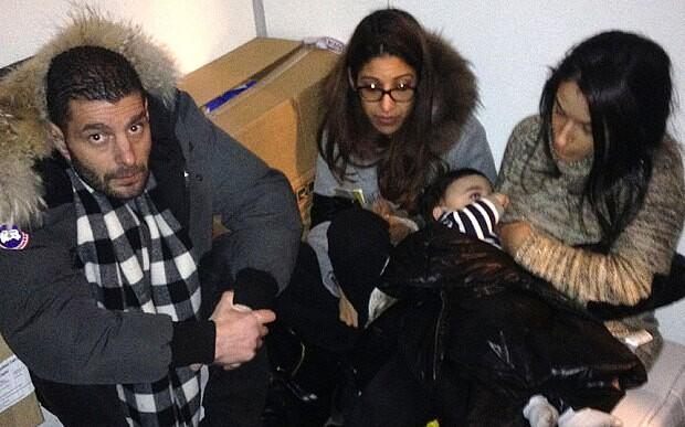 照片顯示了部分人質(zhì)躲藏于冷藏室中的情景。