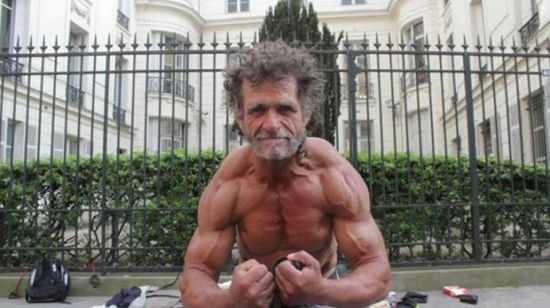 巴黎50歲流浪漢薩亞戈·雅克擁有一身壯碩的肌肉。（網(wǎng)頁截圖）