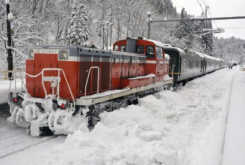 JR一臥鋪特急列車，因大雪在JR奧羽線津輕湯站附近拋錨，約130名乘客不得不在車上過(guò)夜。
