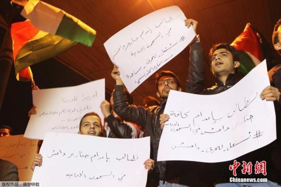 約旦軍方宣布，被極端組織“伊斯蘭國(guó)”劫為人質(zhì)的飛行員卡薩斯貝已遭殺害，憤怒的抗議群眾聚集首都安曼。 視頻：約旦政府談人質(zhì)遇害：一定會(huì)做出強(qiáng)有力回?fù)魜碓?央視新聞