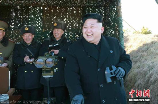 資料圖：當(dāng)?shù)貢r(shí)間2015年1月31日，據(jù)朝鮮《勞動(dòng)新聞》報(bào)道，朝鮮最高領(lǐng)導(dǎo)人近日視察朝鮮?？哲娐?lián)合演習(xí)，演習(xí)中還出動(dòng)了戰(zhàn)斗機(jī)和潛艇。