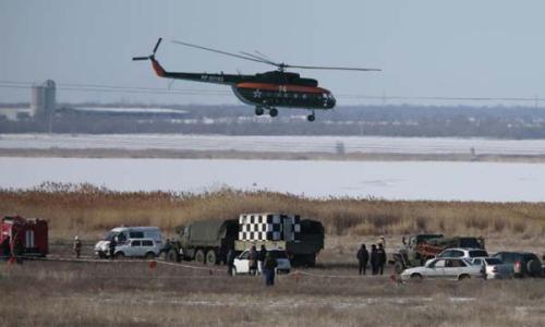 圖片說明：當(dāng)?shù)貢r間2月11日，一架俄羅斯蘇—24轟炸機在著陸過程中墜毀，救援人員正在偵察失事區(qū)域。(