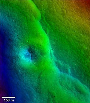 不只月球引力影響地球，科學(xué)家借由月球表面數(shù)千的裂縫推斷，地球引力似乎正對(duì)月球表面造成嚴(yán)重影響